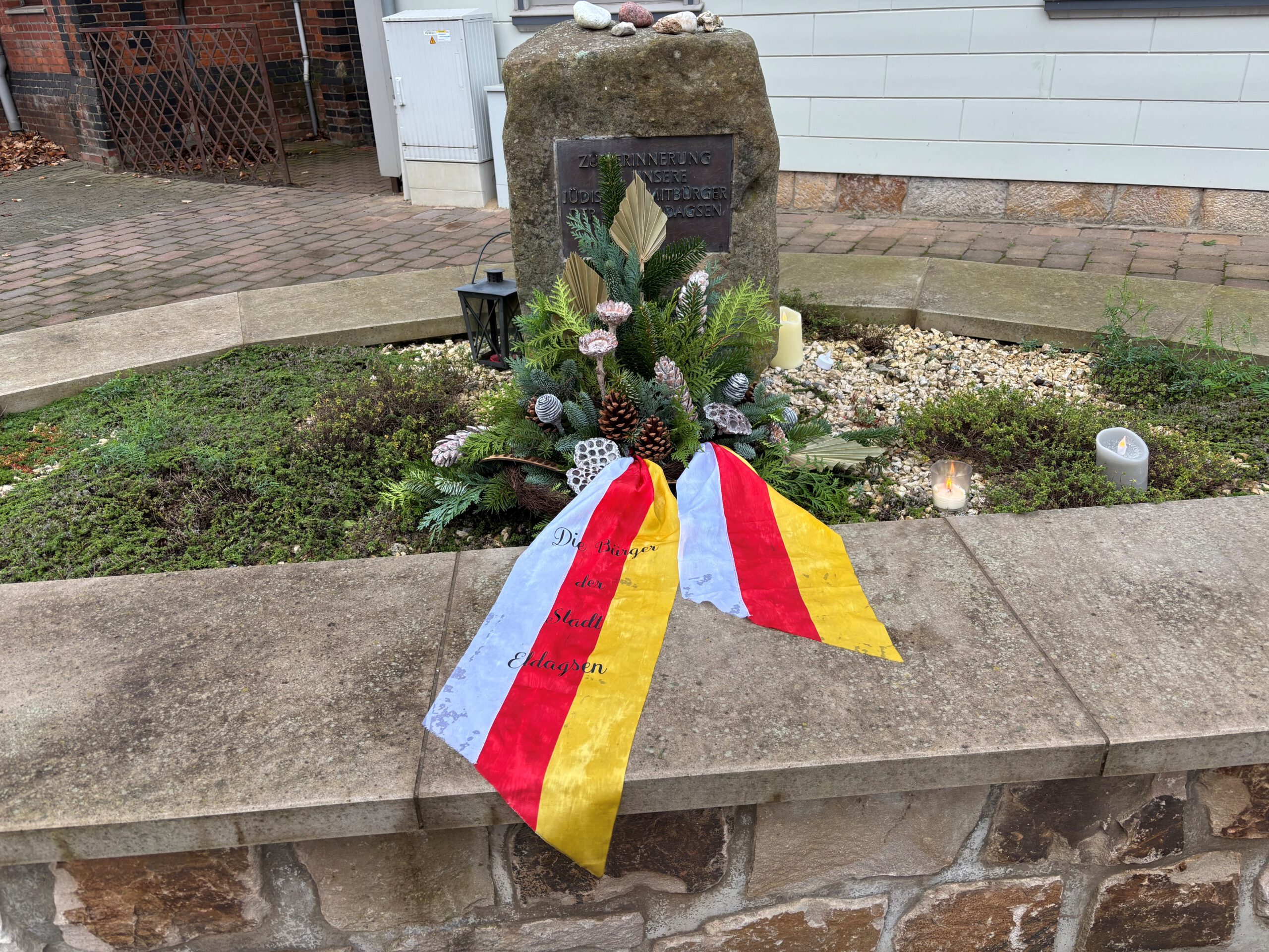 Gesteck am jüdischen Denkmal