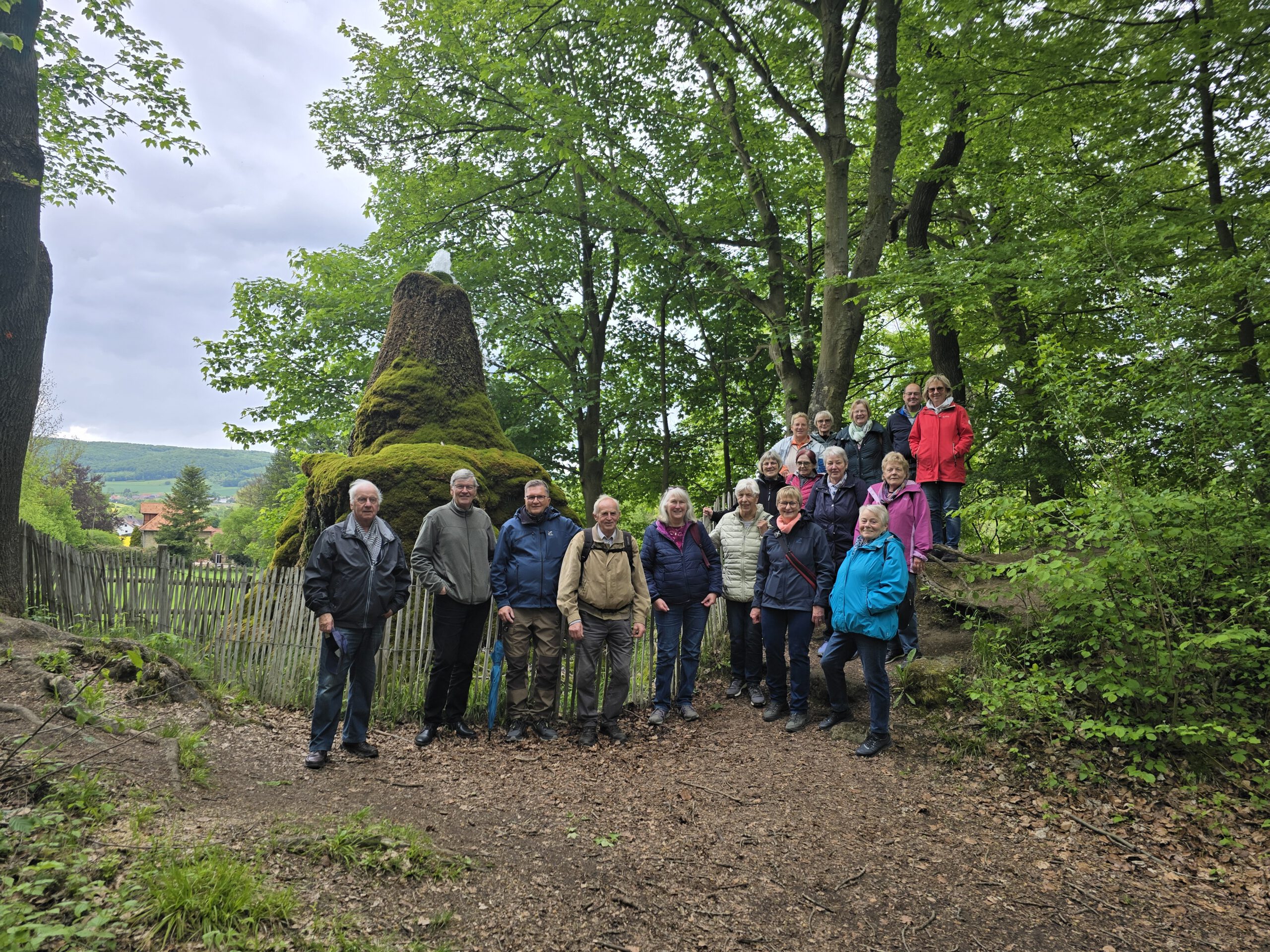 Wandergruppe am Wasserbaum